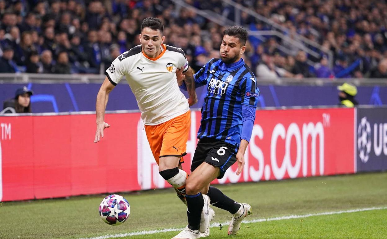 Maxi Gómez pugna con Palomino en el partido de ida de Champions con el Atalanta. 