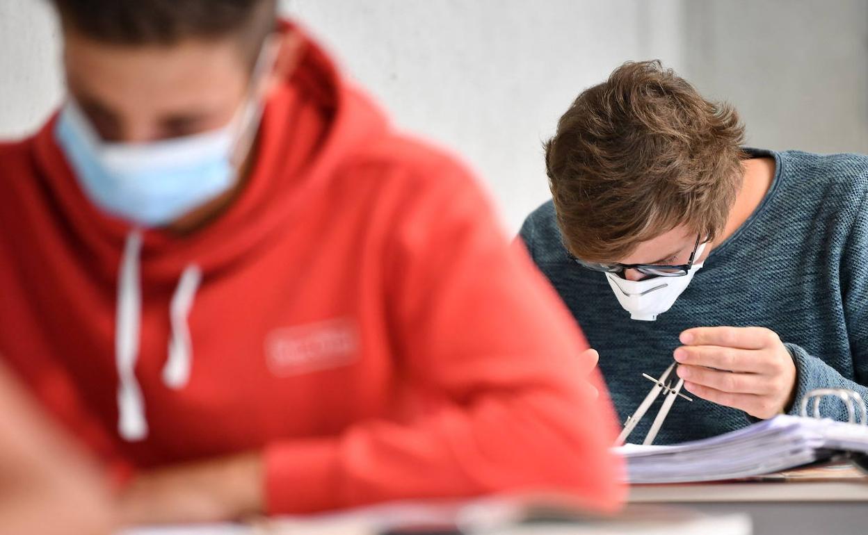 Alumnos en clase durante la pandemia del coronavirus.