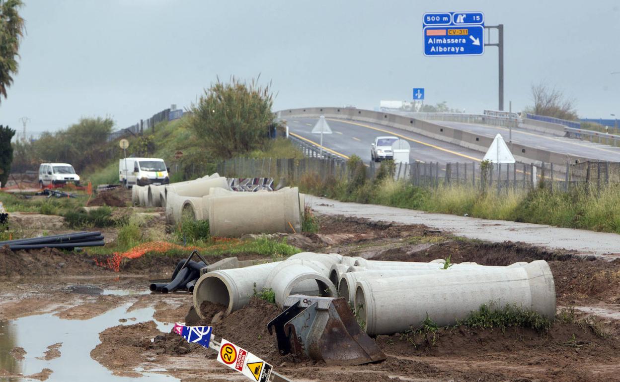 Material de obras en la carretera V-21. 