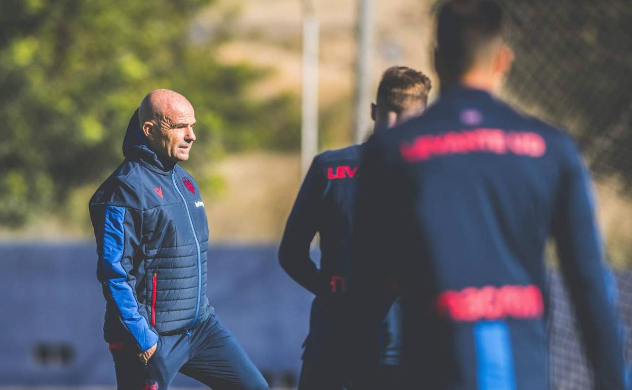 Paco López dirige un entrenamiento en la ciudad deportiva de Buñol.