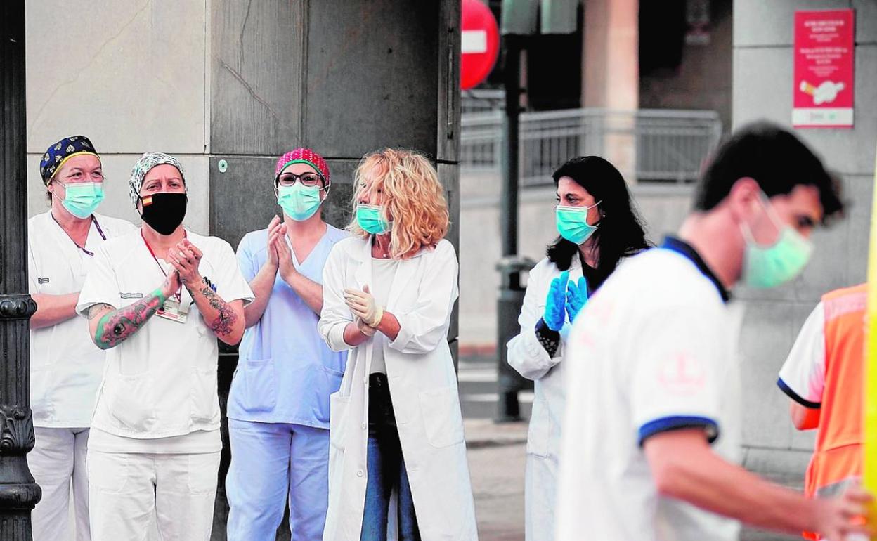 Personal sanitario a las puertas del hospital Clínico de Valencia.