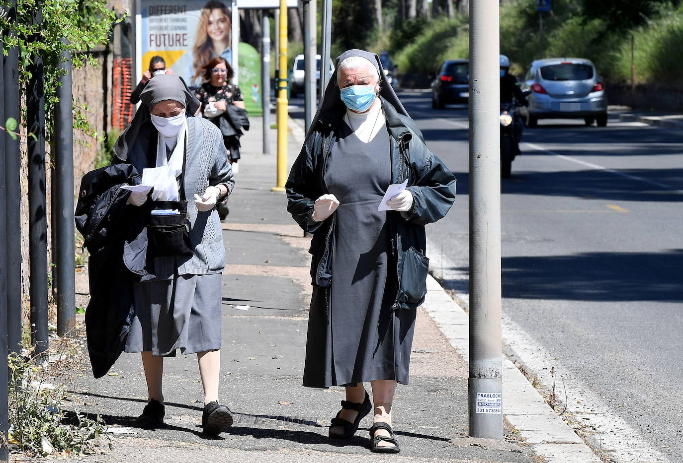 El país inicia con gran cautela la fase de desescalada gradual de las medidas de emergencia, después de 55 días de confinamiento estricto. Los ciudadanos gozan de más libertad de movimientos, con un leve alivio de las restricciones que les permite, entre otras cosas, salir a pasear, hacer deporte más lejos de casa o visitar a familiares.