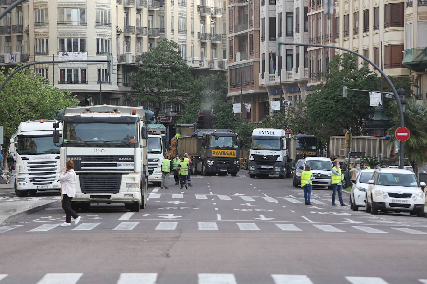 Las primeras obras en la plaza del Ayuntamiento han comenzado este 4 de mayo con la retirada del asfalto y los semáforos en varios lugares. Los operarios trabajan a toda velocidad pues la peatonalización de 12.000 metros cuadrados debe estar acabada por completo el próximo lunes. 