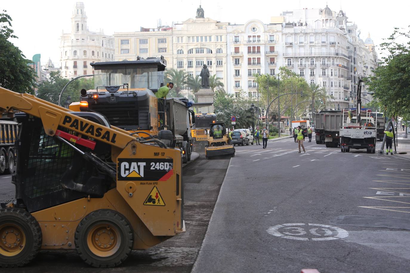 Las primeras obras en la plaza del Ayuntamiento han comenzado este 4 de mayo con la retirada del asfalto y los semáforos en varios lugares. Los operarios trabajan a toda velocidad pues la peatonalización de 12.000 metros cuadrados debe estar acabada por completo el próximo lunes. 