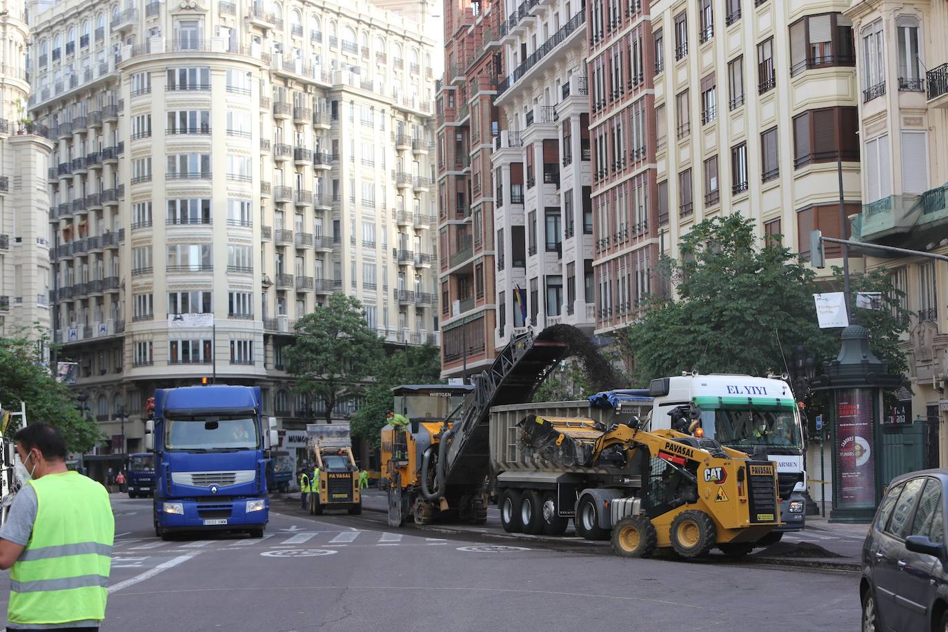 Las primeras obras en la plaza del Ayuntamiento han comenzado este 4 de mayo con la retirada del asfalto y los semáforos en varios lugares. Los operarios trabajan a toda velocidad pues la peatonalización de 12.000 metros cuadrados debe estar acabada por completo el próximo lunes. 