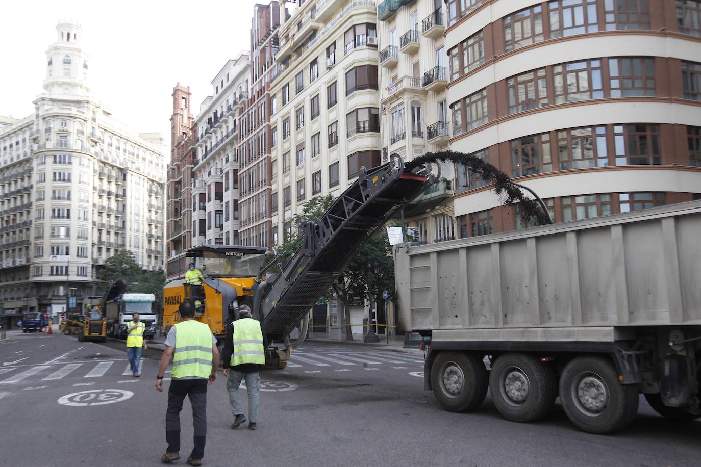 Las primeras obras en la plaza del Ayuntamiento han comenzado este 4 de mayo con la retirada del asfalto y los semáforos en varios lugares. Los operarios trabajan a toda velocidad pues la peatonalización de 12.000 metros cuadrados debe estar acabada por completo el próximo lunes. 