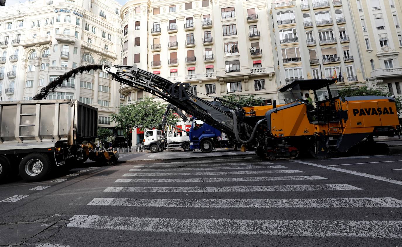 Las primeras obras en la plaza del Ayuntamiento han comenzado este 4 de mayo con la retirada del asfalto y los semáforos en varios lugares. Los operarios trabajan a toda velocidad pues la peatonalización de 12.000 metros cuadrados debe estar acabada por completo el próximo lunes. 