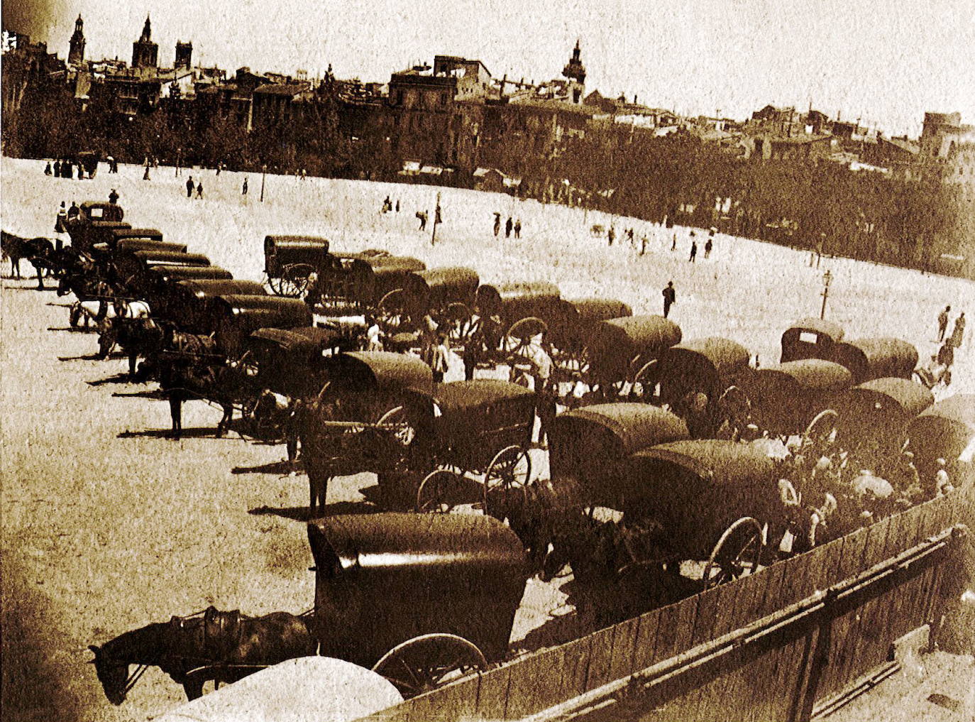 Año 1898. Una de las imágenes más antiguas de lo que actualmente es la propia plaza del Ayuntamiento. Al fondo, Santa Catalina y el Miguelete.