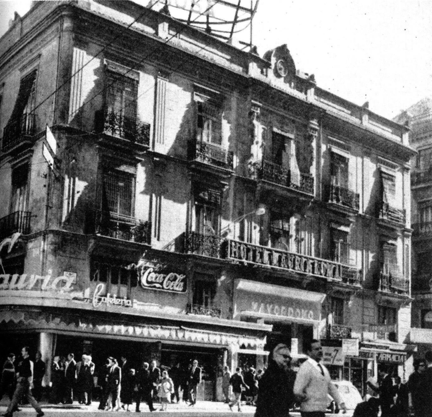 Esquina de la plaza del Ayuntamiento con Roger de Lauria.