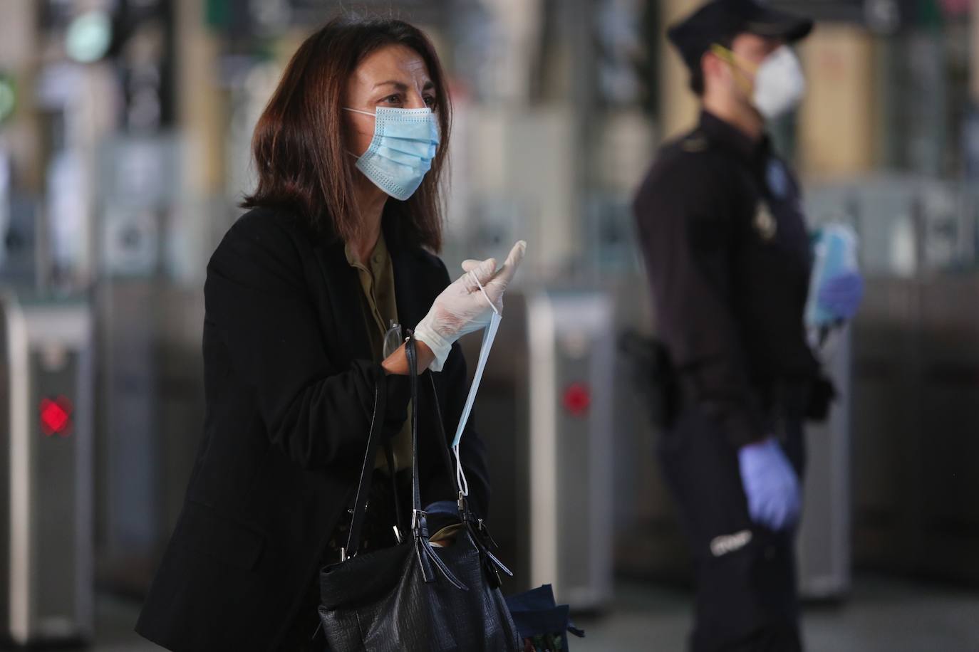 Las autoridades han comenzado a repartir este lunes mascarillas en varios puntos de Valencia para promover su uso en el transporte público colectivo, que es obligatorio desde hoy mismo.