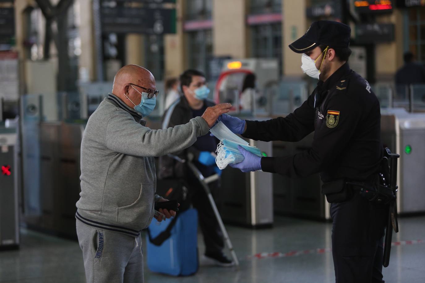 Las autoridades han comenzado a repartir este lunes mascarillas en varios puntos de Valencia para promover su uso en el transporte público colectivo, que es obligatorio desde hoy mismo.