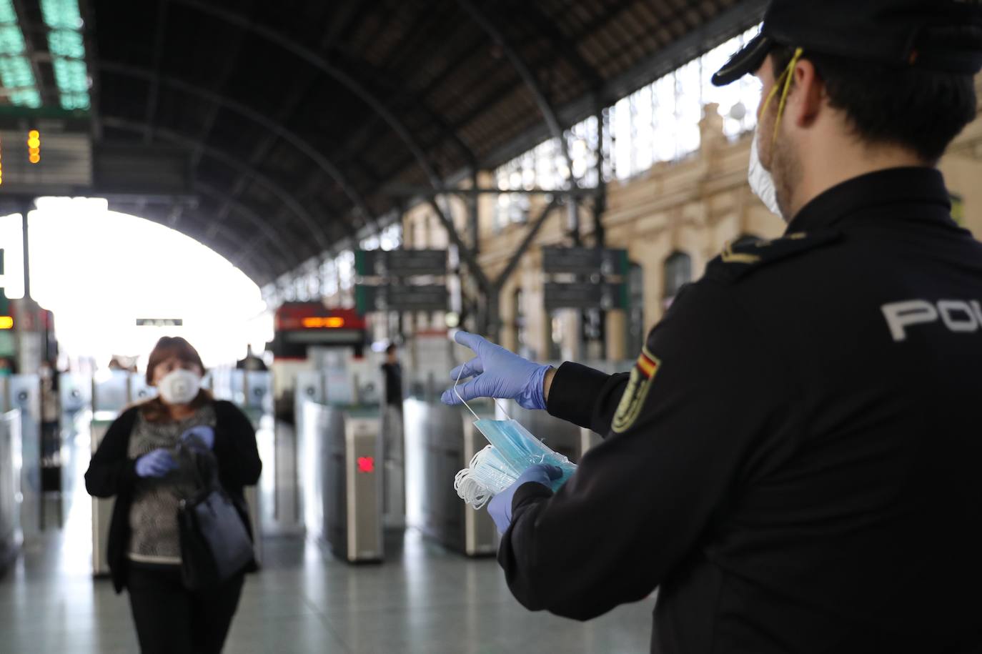 Las autoridades han comenzado a repartir este lunes mascarillas en varios puntos de Valencia para promover su uso en el transporte público colectivo, que es obligatorio desde hoy mismo.