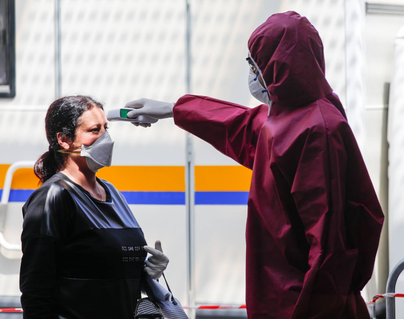 El país inicia con gran cautela la fase de desescalada gradual de las medidas de emergencia, después de 55 días de confinamiento estricto. Los ciudadanos gozan de más libertad de movimientos, con un leve alivio de las restricciones que les permite, entre otras cosas, salir a pasear, hacer deporte más lejos de casa o visitar a familiares.
