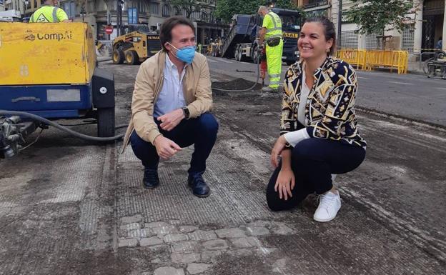 PLAZA DEL AYUNTAMIENTO | Las obras se los 12.000 metros cuadrados han comenzado ya, con la retirada de semáforos y señales. El asfalto negro, bajo el que se han descubierto el viejo adoquinado y vías del tranvía, será sustituido por uno de color rojizo, que servirá a los viandantes para distinguir la zona peatonal.