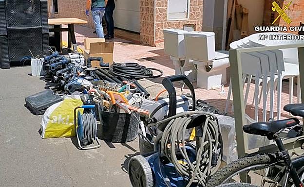 Roba material de una obra de lujo y se lo instala en su casa aprovechando el confinamiento