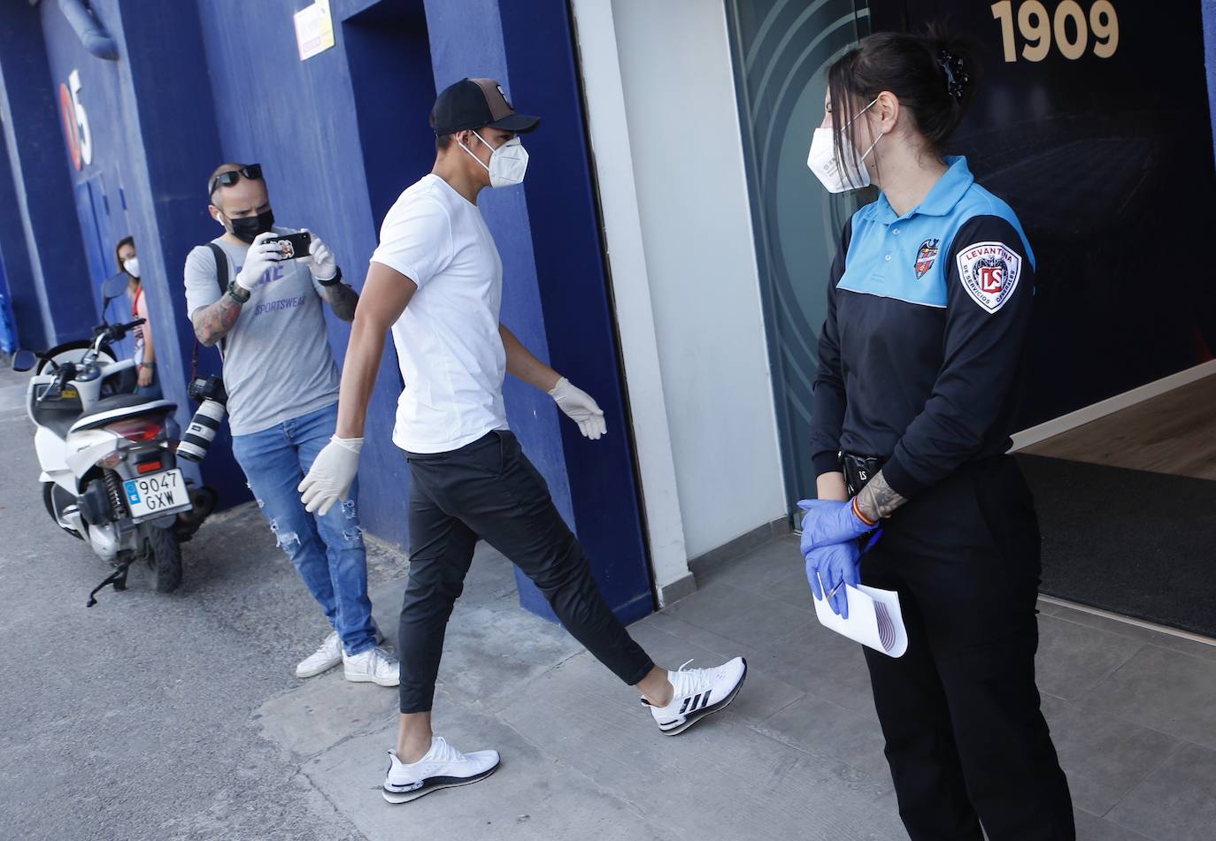 La plantilla del Levante acude al Ciudad de Valencia para pasar los test de Covid-19.