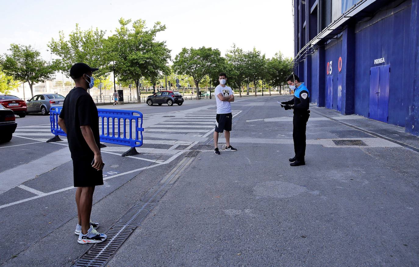 La plantilla del Levante acude al Ciudad de Valencia para pasar los test de Covid-19.