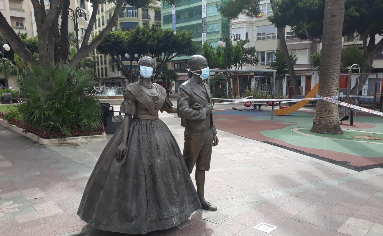 Esculturas dedicadas a las Fallas de Alzira con mascarilla. 