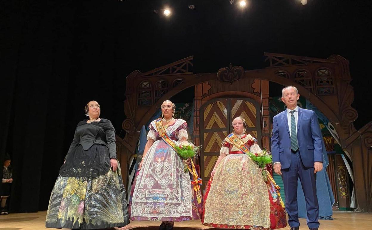 Un momento de la presentación de la falleras mayores del municipio. 