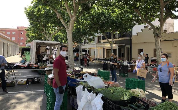 El mercadillo instalado esta mañana en la calle General Bosch de Ondara. 