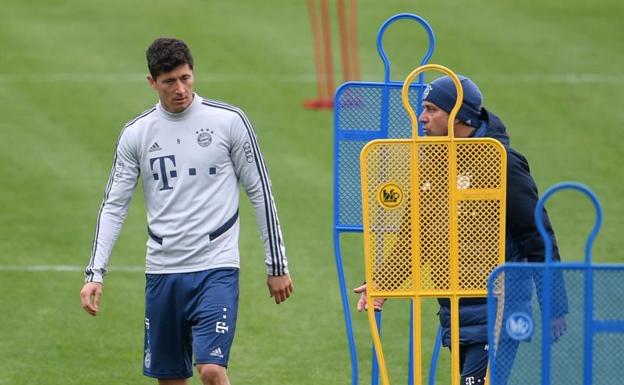 Robert Lewandowski, junto a su técnico, durante un entrenamiento del Bayern.