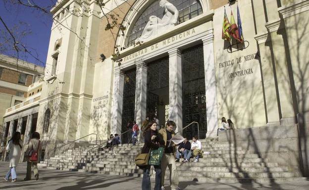 Seminarios y congresos, respetando la distancia social de más de dos metros y con menos de 30 asistentes. 