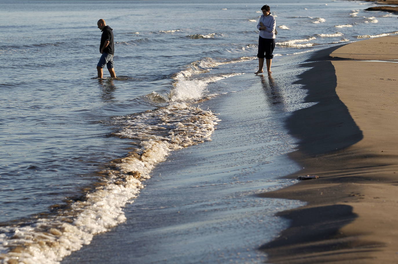 Practicar deportes náuticos de manera controlada y restringida o realizar paseos en la playa.