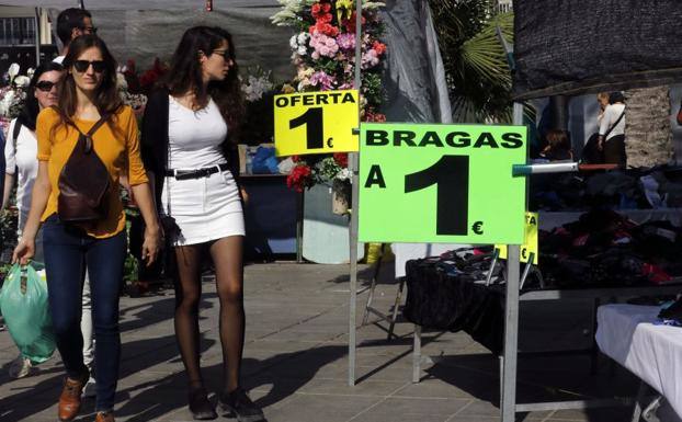 Mercadillos al aire libre en la vía pública.