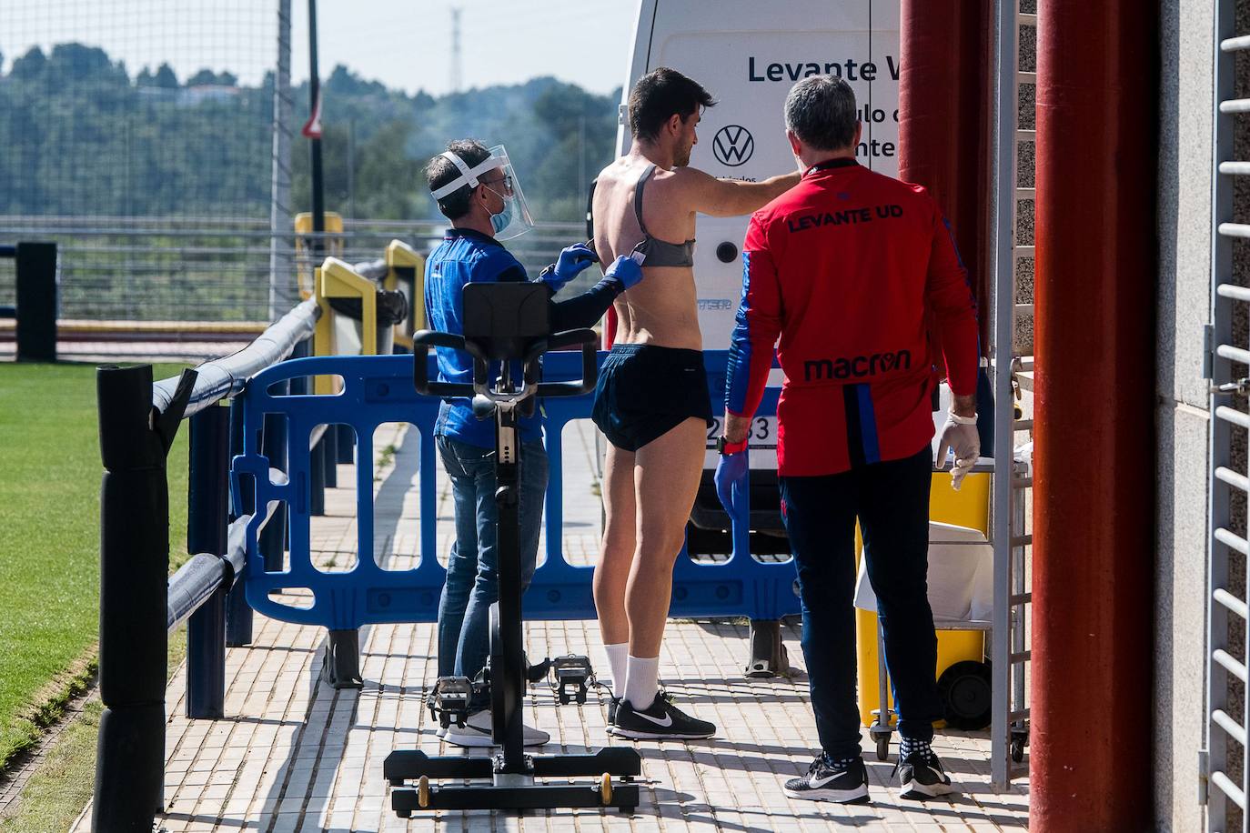 La plantilla del Levante acude al Ciudad de Valencia para pasar los test de Covid-19.