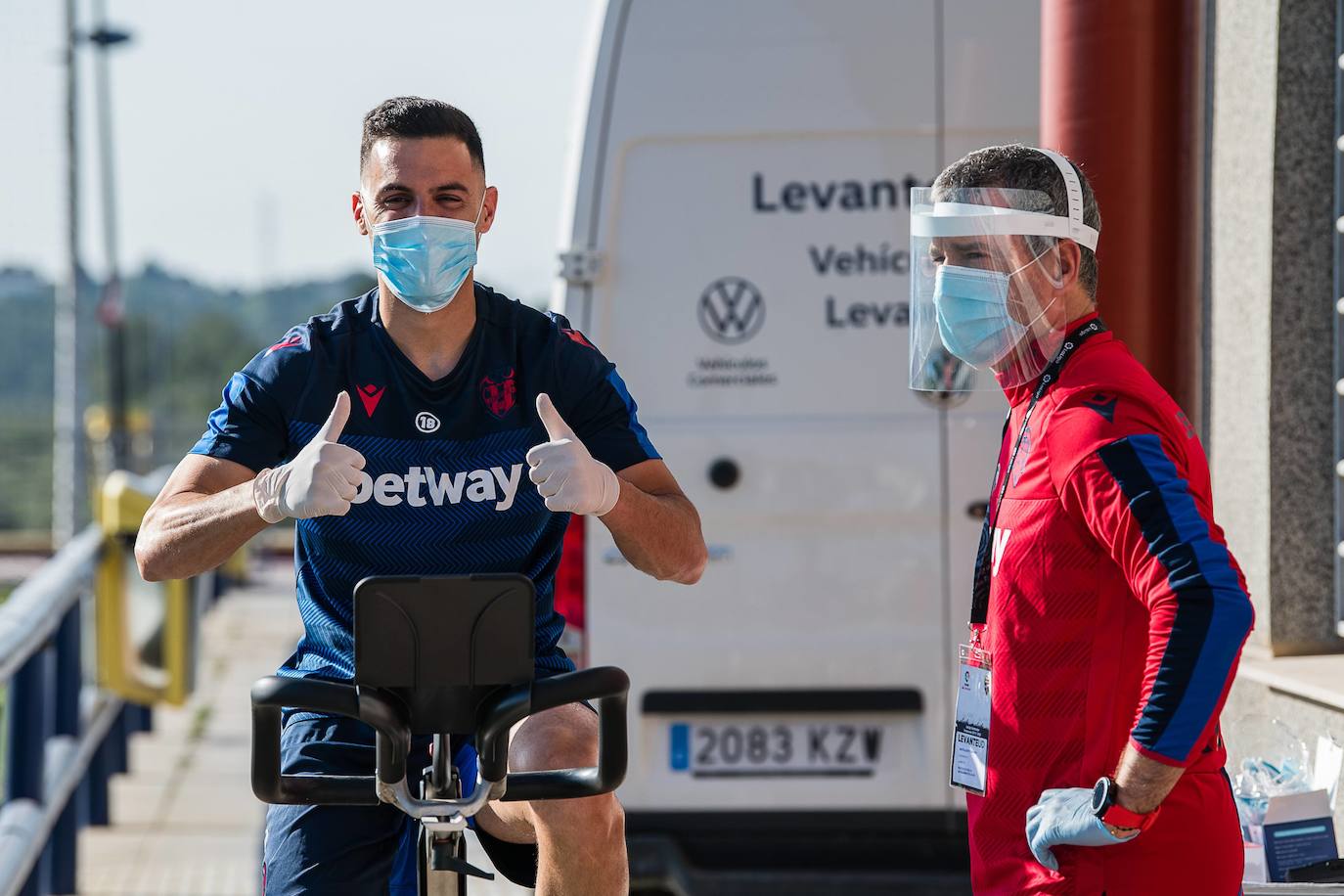 La plantilla del Levante acude al Ciudad de Valencia para pasar los test de Covid-19.