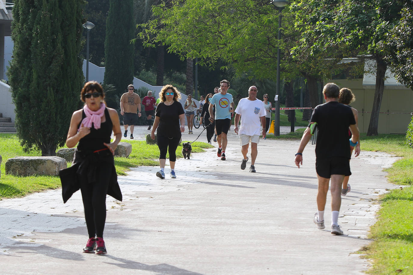 El Jardín del río Turia se ha convertido en uno de los lugares de mayor afluencia de deportistas durante la desescalada por el confinamiento por el Covid-19.