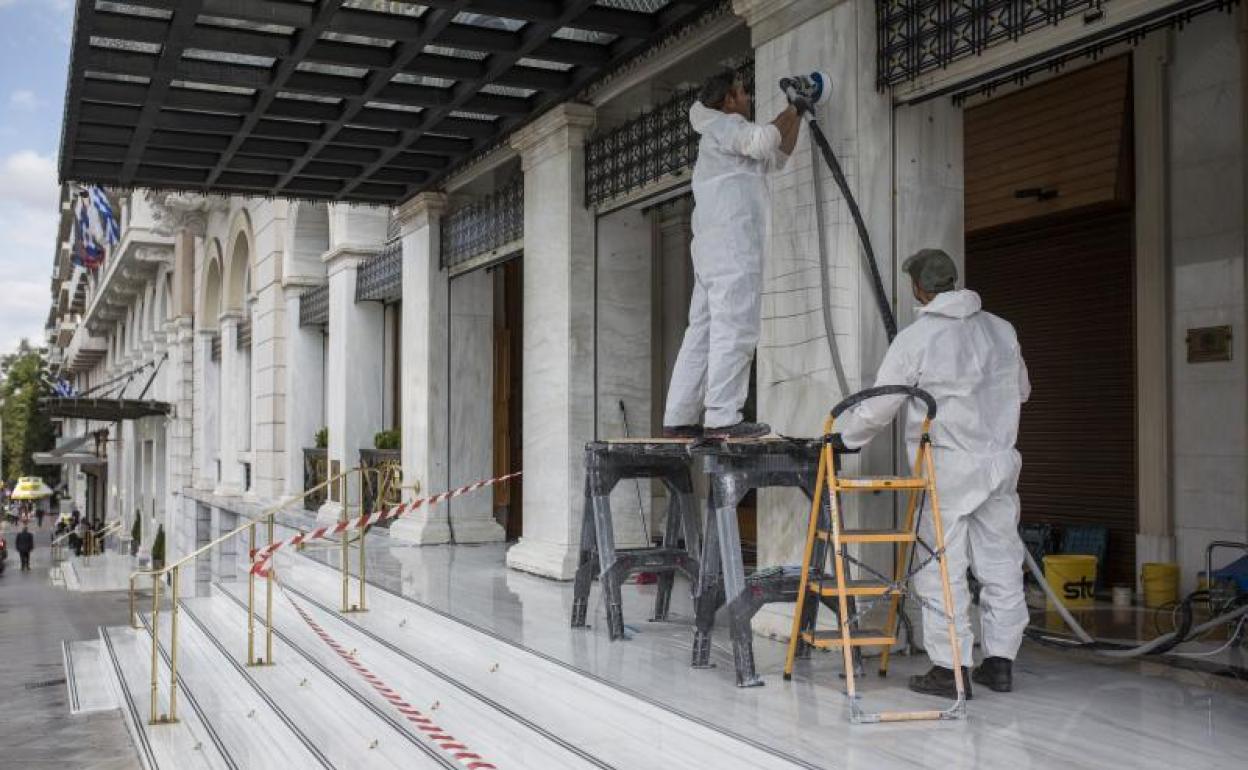 Un hotel, en pleno proceso de desinfección.