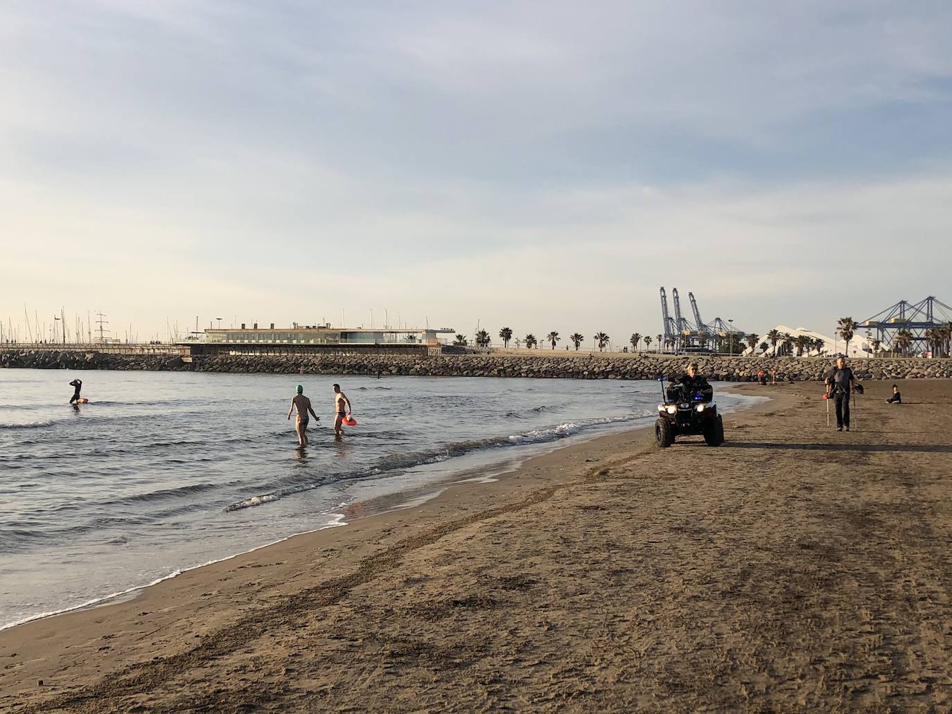 Nadadores, corredores, surfistas y personas practicando yoga se han dejado ver este jueves en las playas de Valencia desde que se ha asomado el sol, aprovechando las horas permitidas para practicar deporte en la ciudad. 