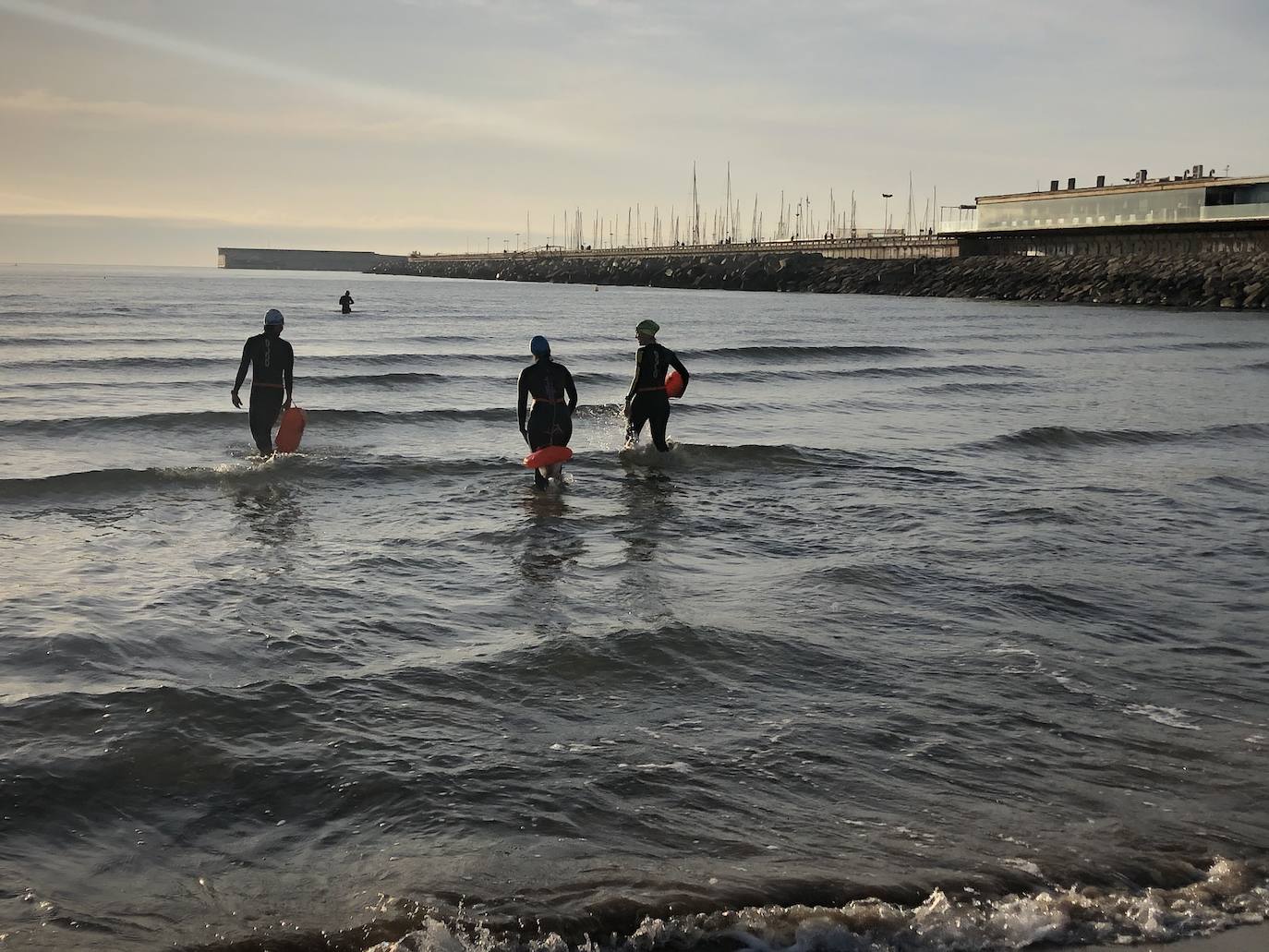 Nadadores, corredores, surfistas y personas practicando yoga se han dejado ver este jueves en las playas de Valencia desde que se ha asomado el sol, aprovechando las horas permitidas para practicar deporte en la ciudad. 