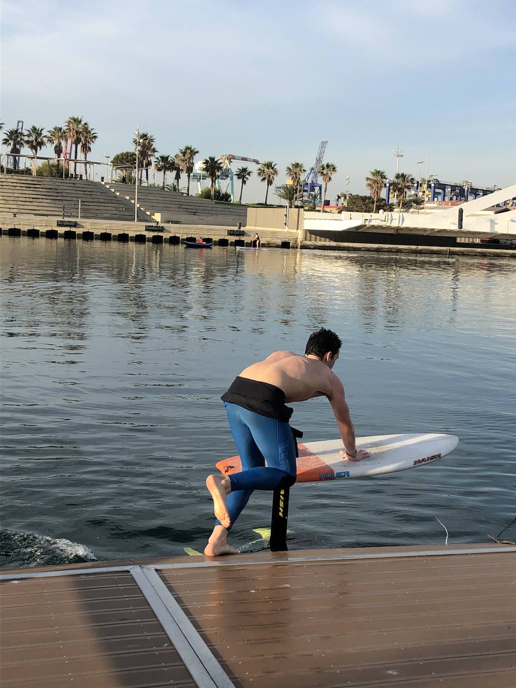 Nadadores, corredores, surfistas y personas practicando yoga se han dejado ver este jueves en las playas de Valencia desde que se ha asomado el sol, aprovechando las horas permitidas para practicar deporte en la ciudad. 