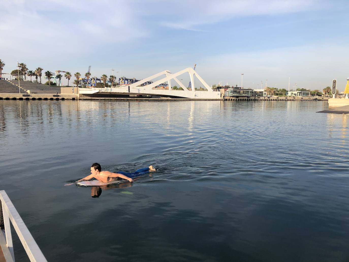 Nadadores, corredores, surfistas y personas practicando yoga se han dejado ver este jueves en las playas de Valencia desde que se ha asomado el sol, aprovechando las horas permitidas para practicar deporte en la ciudad. 