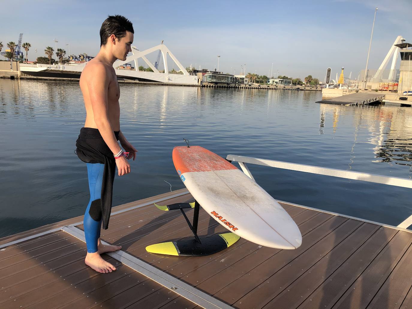 Nadadores, corredores, surfistas y personas practicando yoga se han dejado ver este jueves en las playas de Valencia desde que se ha asomado el sol, aprovechando las horas permitidas para practicar deporte en la ciudad. 