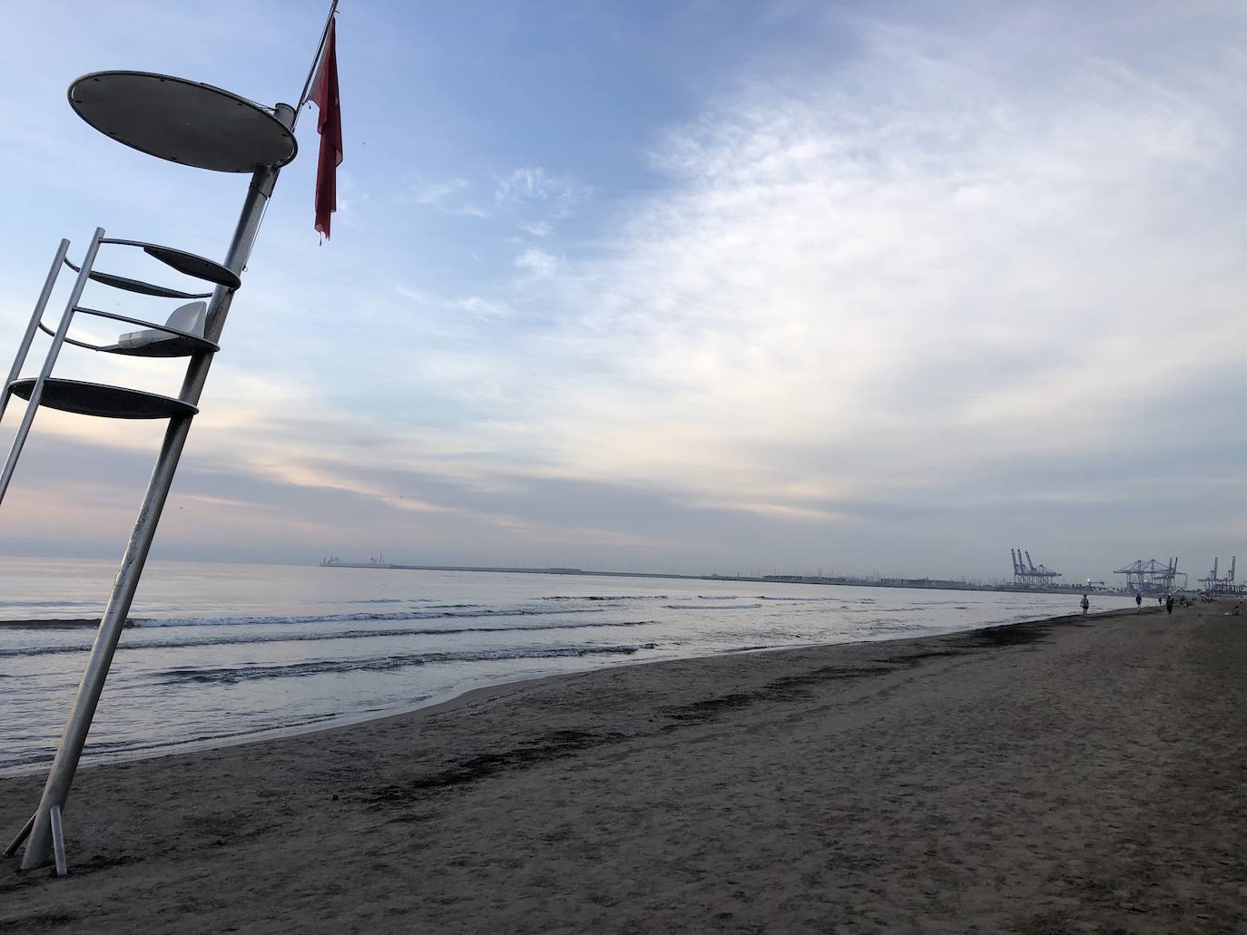 Nadadores, corredores, surfistas y personas practicando yoga se han dejado ver este jueves en las playas de Valencia desde que se ha asomado el sol, aprovechando las horas permitidas para practicar deporte en la ciudad. 