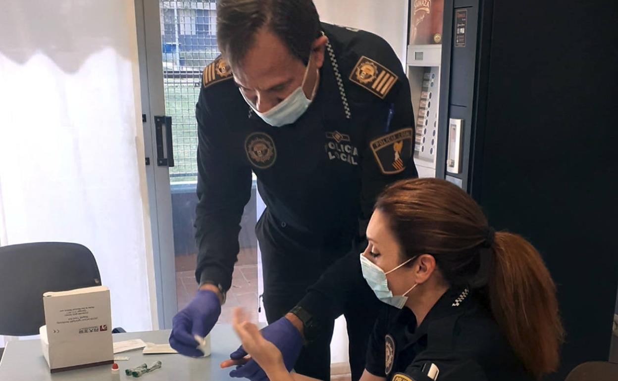 La realización de la prueba a una agente de policía. 