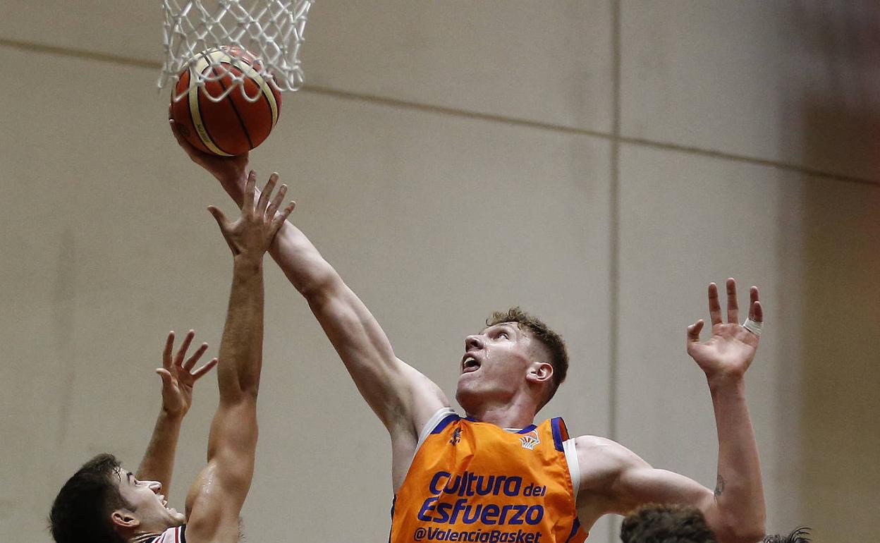 Pavelka lucha por el rebote durante un partido en L'Alqueria 