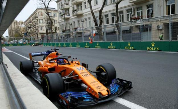 Alonso terminó séptimo en Azerbaiyán tras un accidente en la primera vuelta. 