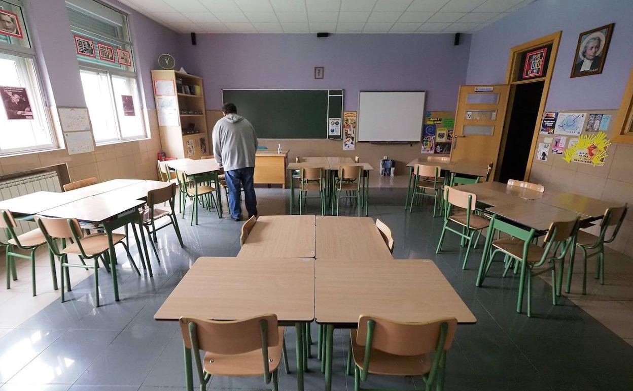 Un profesor, en un aula vacía por el estado de alarma