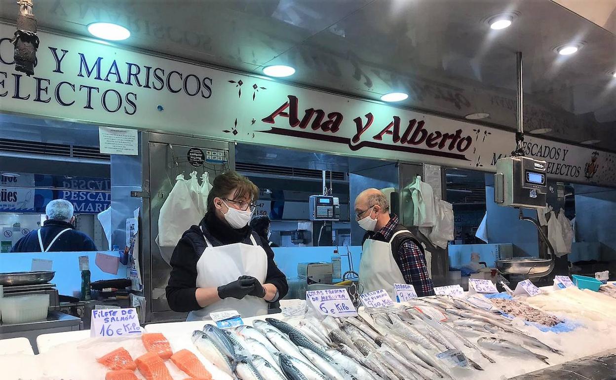 Trabajadores de un puesto del Mercado Central de Valencia. 