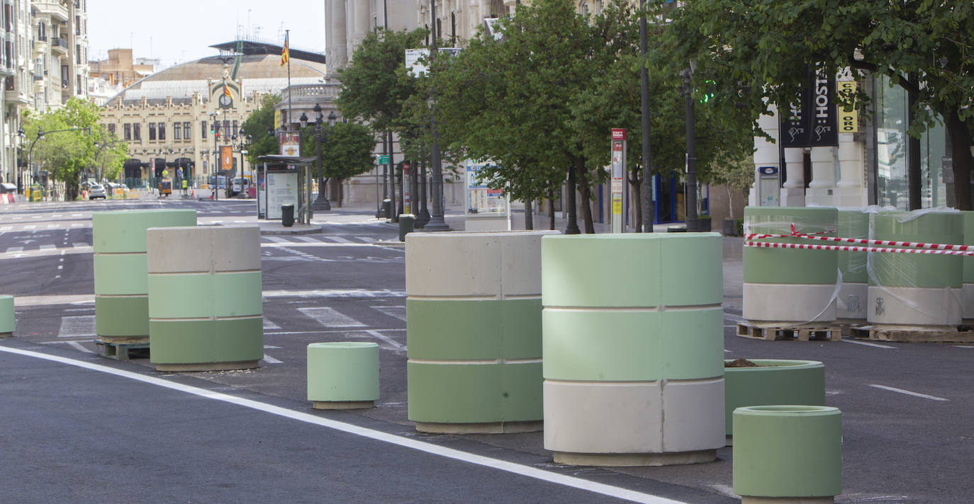 Las primeras obras en la plaza del Ayuntamiento han comenzado este 4 de mayo con la retirada del asfalto y los semáforos en varios lugares. Los operarios trabajan a toda velocidad pues la peatonalización de 12.000 metros cuadrados debe estar acabada por completo el próximo lunes. 