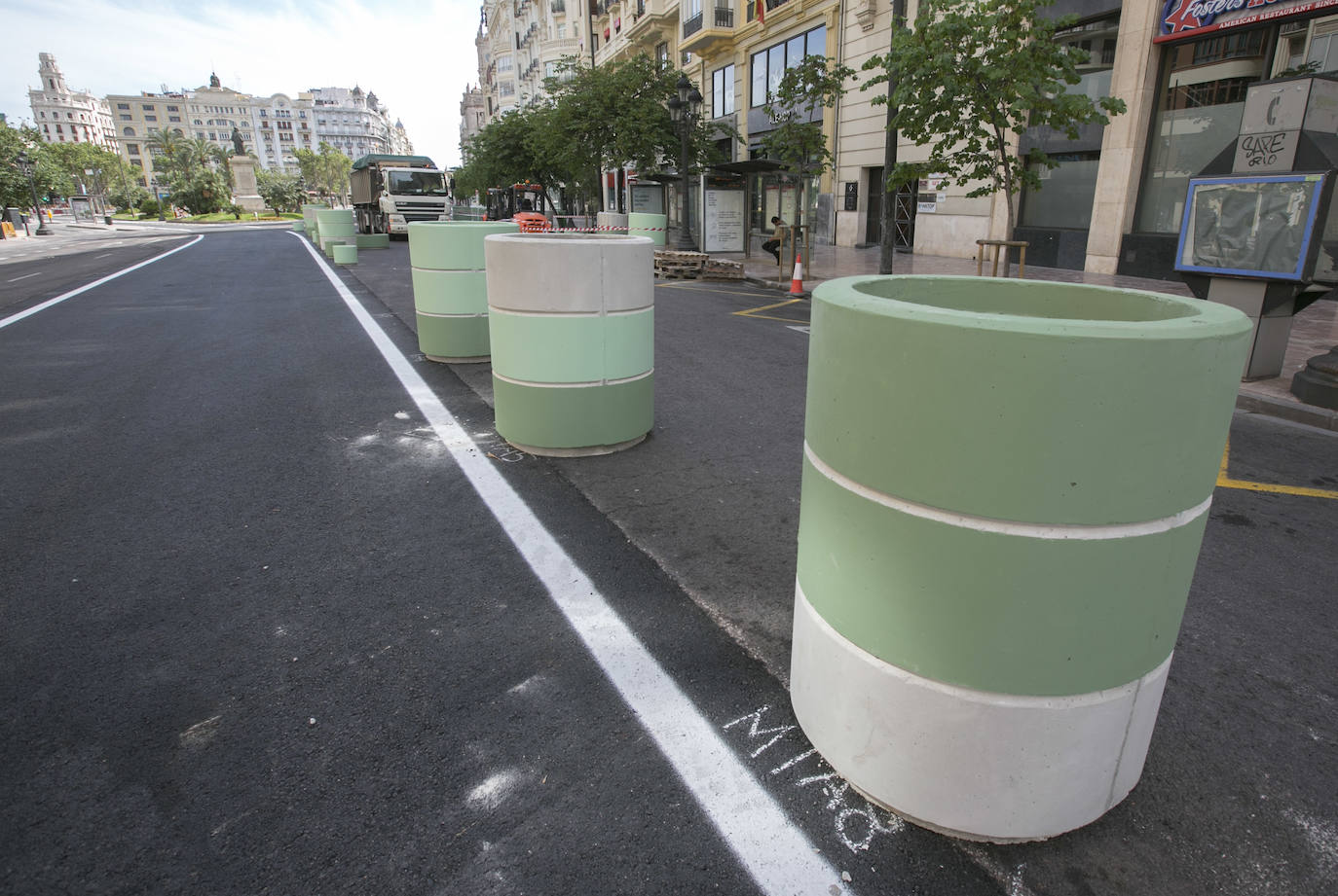 Las primeras obras en la plaza del Ayuntamiento han comenzado este 4 de mayo con la retirada del asfalto y los semáforos en varios lugares. Los operarios trabajan a toda velocidad pues la peatonalización de 12.000 metros cuadrados debe estar acabada por completo el próximo lunes. 