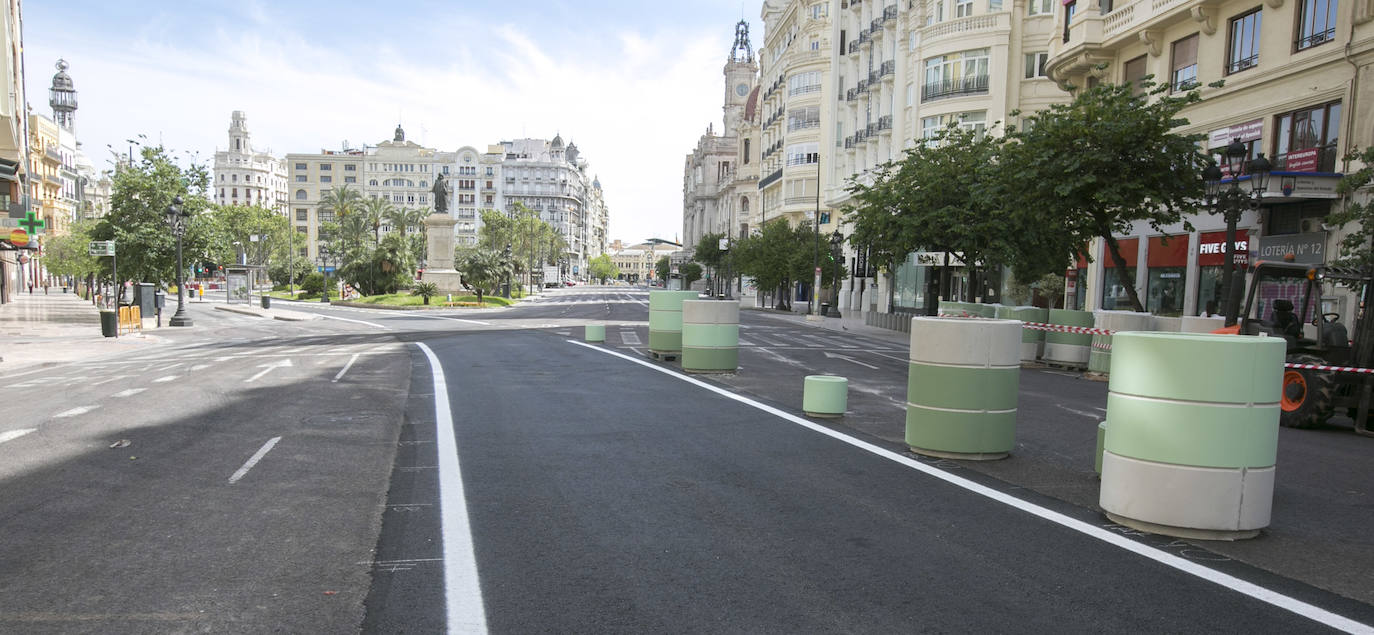 Las primeras obras en la plaza del Ayuntamiento han comenzado este 4 de mayo con la retirada del asfalto y los semáforos en varios lugares. Los operarios trabajan a toda velocidad pues la peatonalización de 12.000 metros cuadrados debe estar acabada por completo el próximo lunes. 