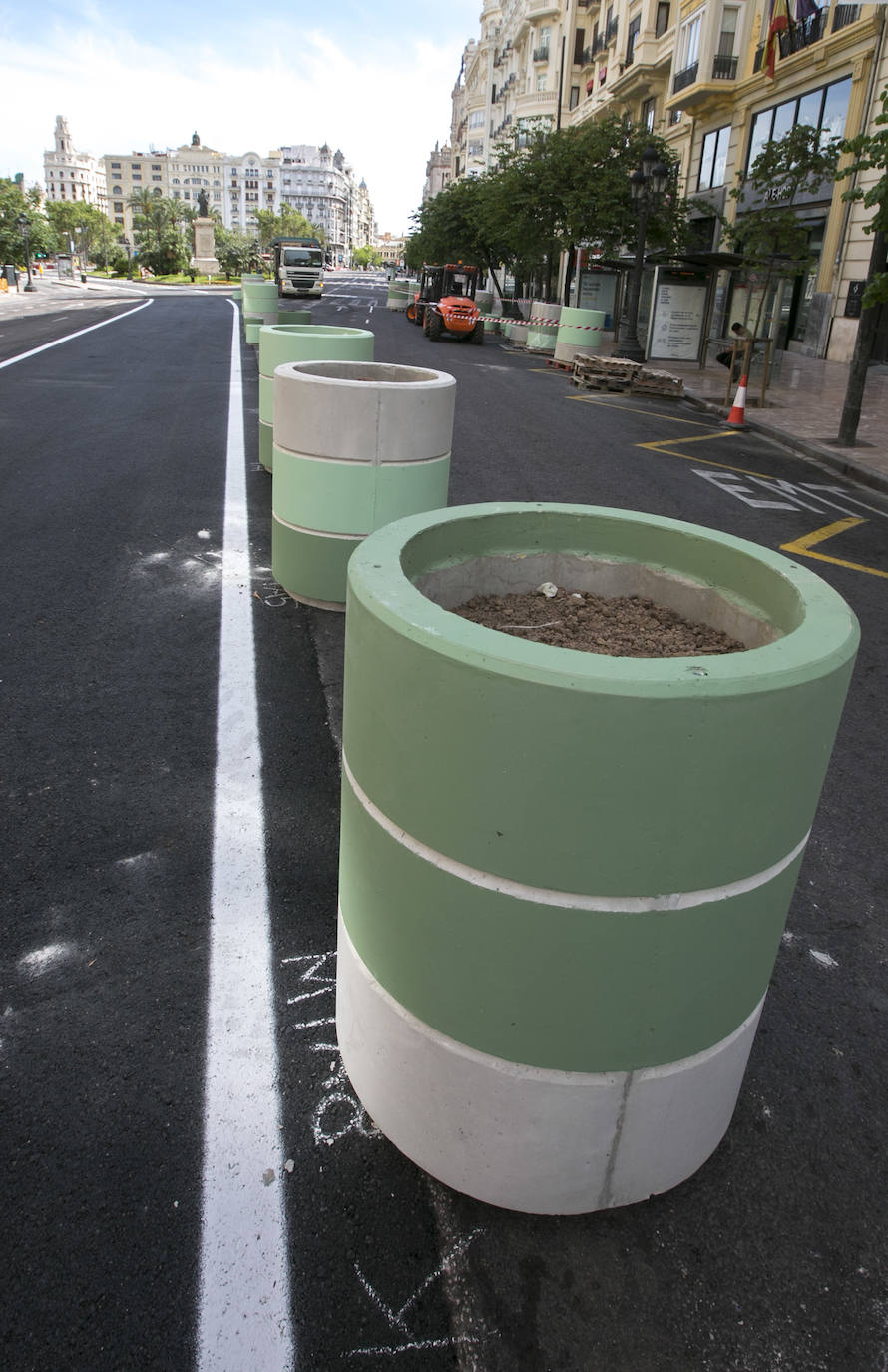 Las primeras obras en la plaza del Ayuntamiento han comenzado este 4 de mayo con la retirada del asfalto y los semáforos en varios lugares. Los operarios trabajan a toda velocidad pues la peatonalización de 12.000 metros cuadrados debe estar acabada por completo el próximo lunes. 