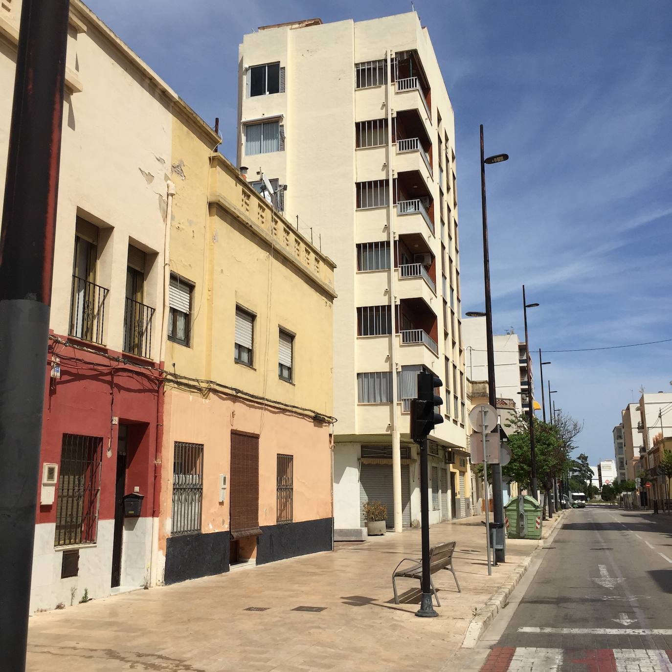 El barrio del Raval de Gandia ha visto pasar siglos de historia y cómo la ciudad crecía a su alrededor, conservando sus callejones. Albergó las primeras casas cristianas en la primera mitad del XIV. Después a musulmanes y moriscos hasta principios del XVII. Conserva calles estrechas, fruto de la ampliación del siglo XVI, y fachadas modernistas de principios del XX. 