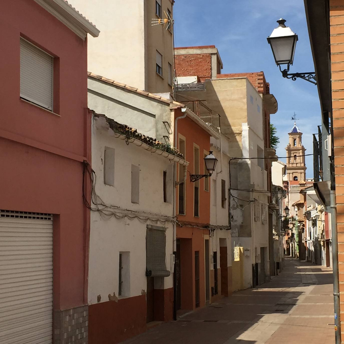 El barrio del Raval de Gandia ha visto pasar siglos de historia y cómo la ciudad crecía a su alrededor, conservando sus callejones. Albergó las primeras casas cristianas en la primera mitad del XIV. Después a musulmanes y moriscos hasta principios del XVII. Conserva calles estrechas, fruto de la ampliación del siglo XVI, y fachadas modernistas de principios del XX. 