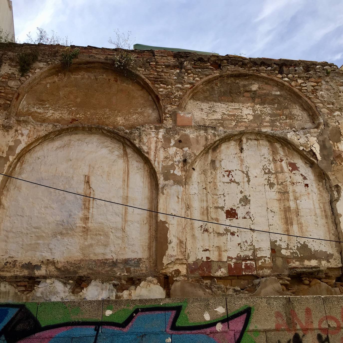 El barrio del Raval de Gandia ha visto pasar siglos de historia y cómo la ciudad crecía a su alrededor, conservando sus callejones. Albergó las primeras casas cristianas en la primera mitad del XIV. Después a musulmanes y moriscos hasta principios del XVII. Conserva calles estrechas, fruto de la ampliación del siglo XVI, y fachadas modernistas de principios del XX. 